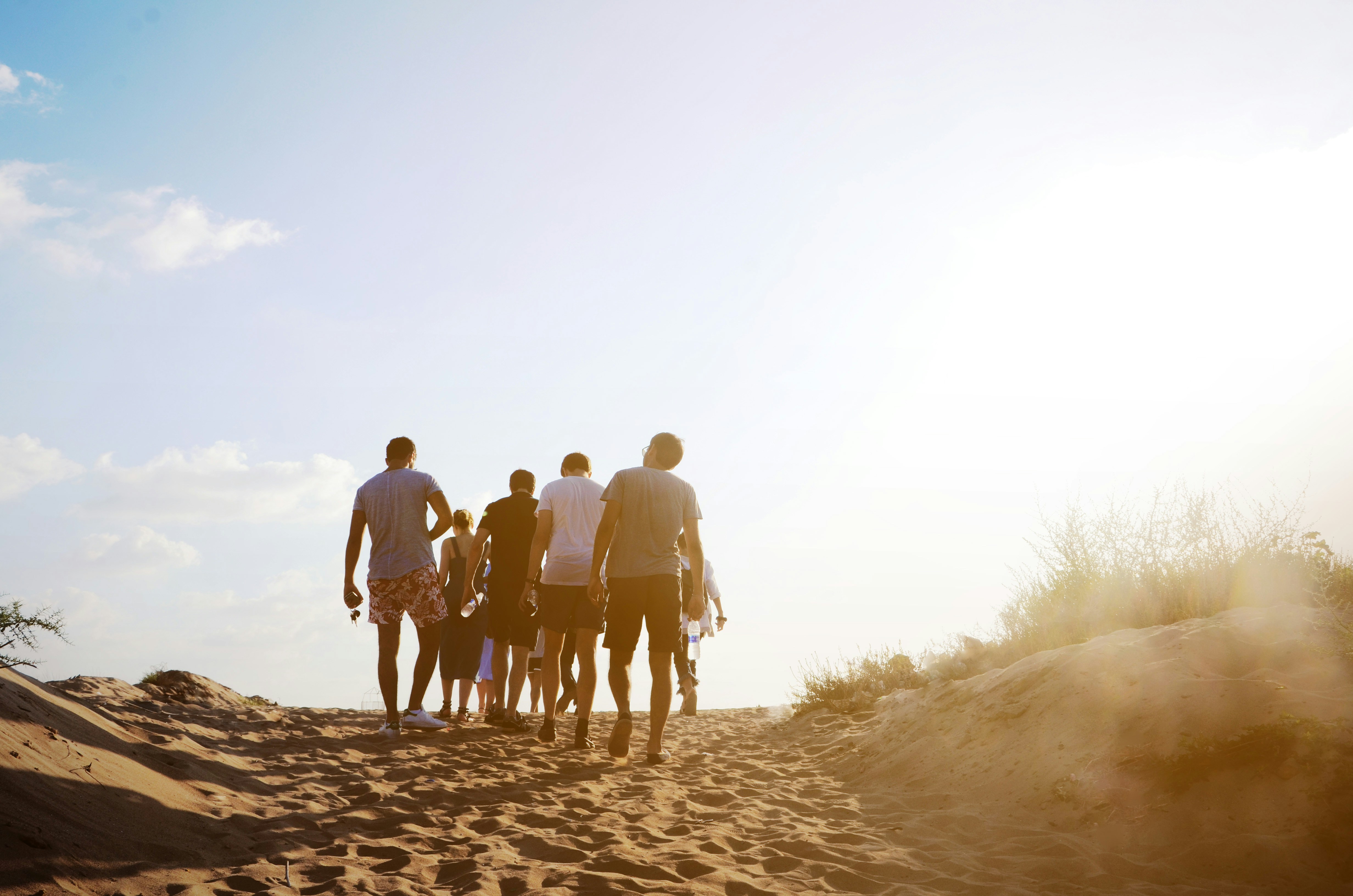 Een groep founders op avontuur in de duinen