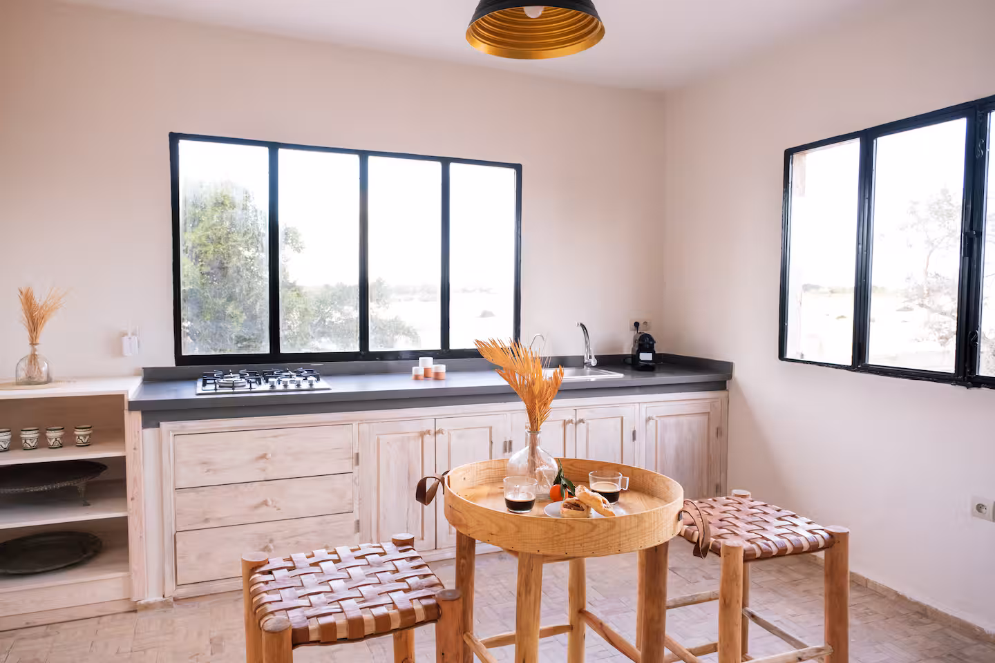 Lichte keuken met ronde tafel en rieten krukjes