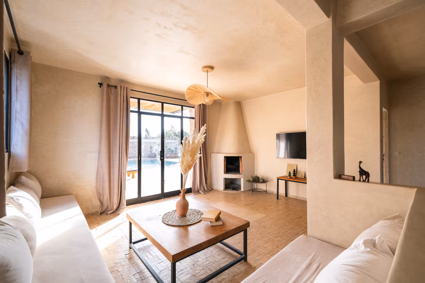 Warme woonkamer met open haard